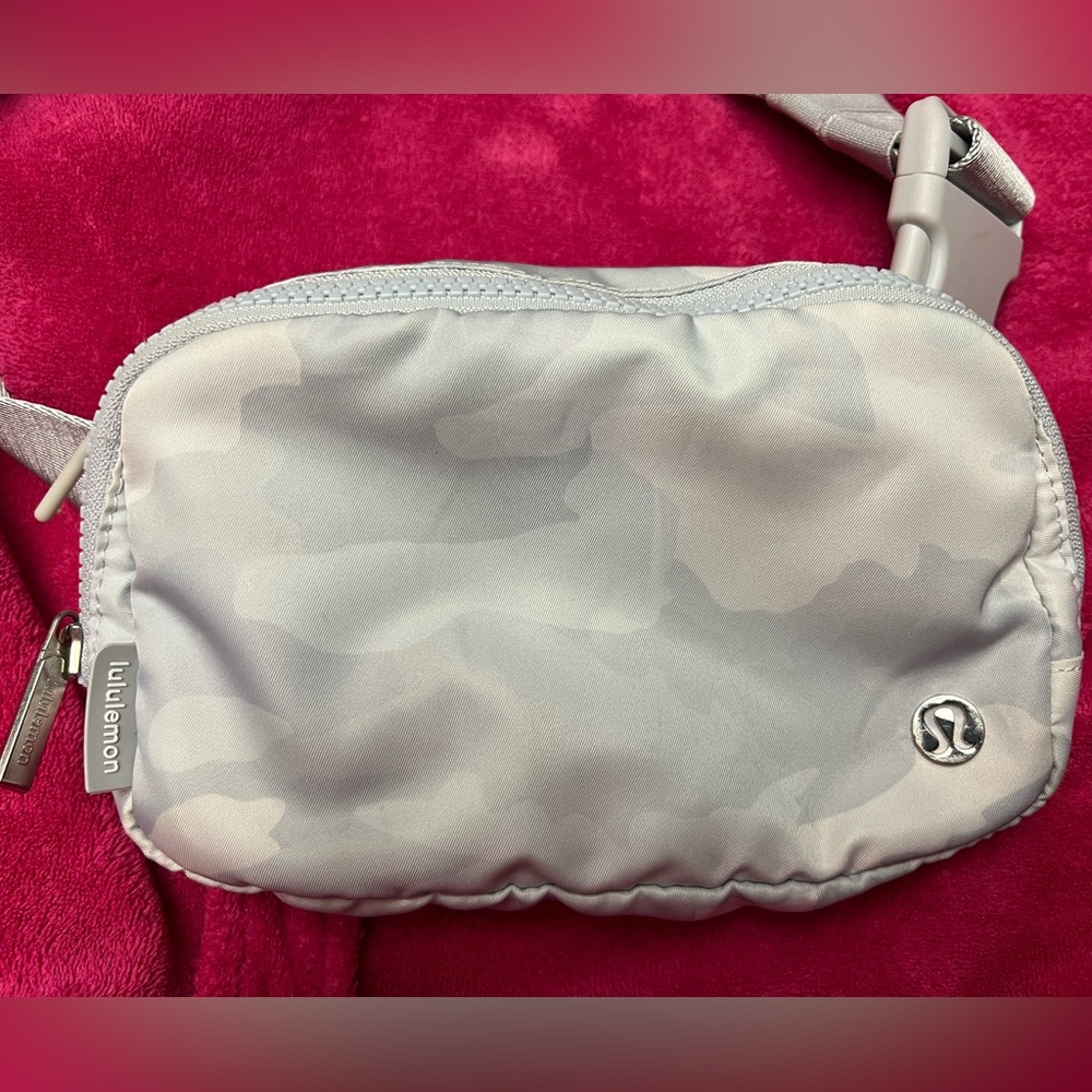 Lululemon Everywhere Belt Bag - Picture 4 of 4